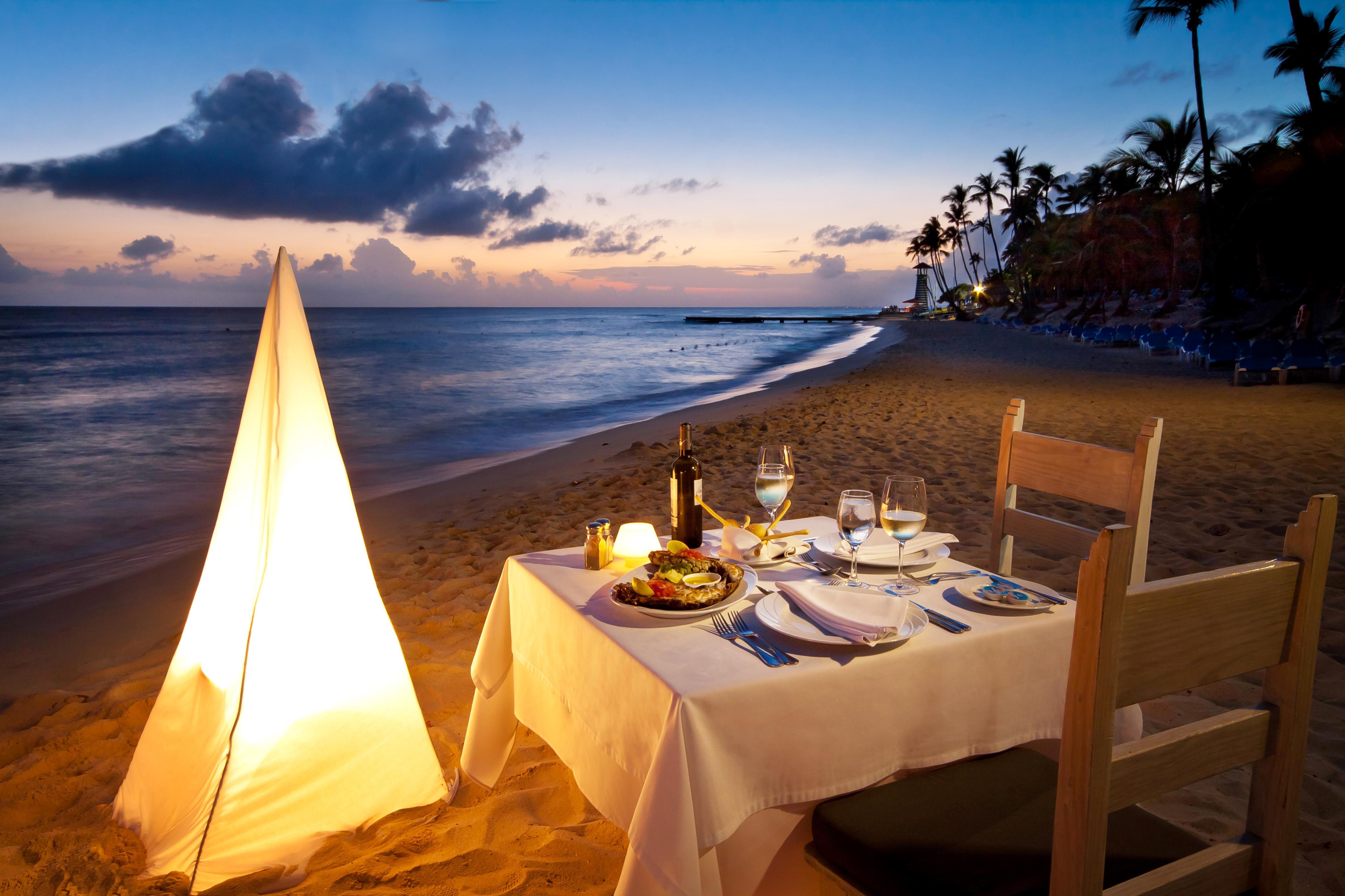 Catalonia Royal La Romana Adults Only Bayahibe Esterno foto A beachside dinner at Sandals Resorts