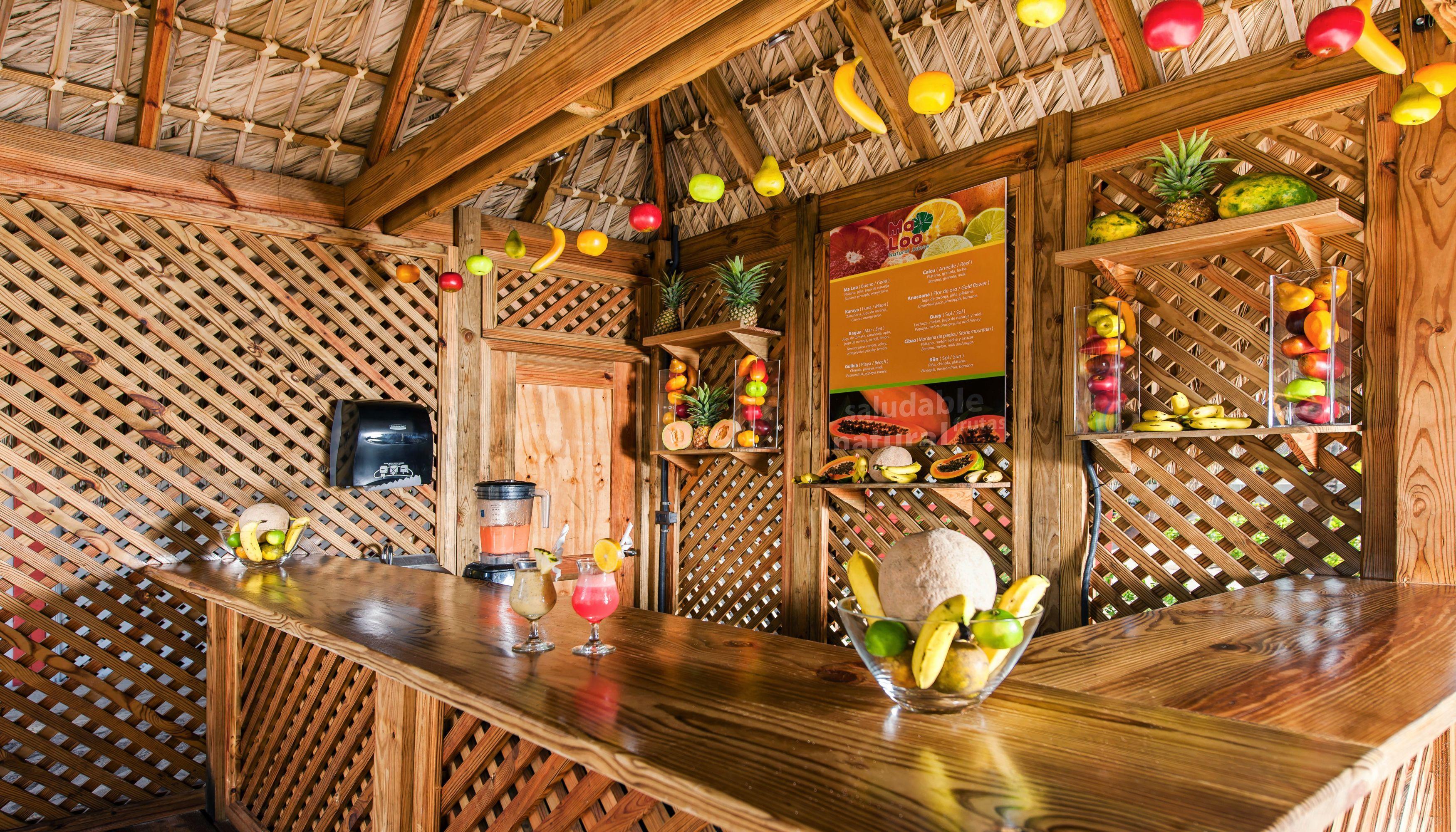 Catalonia Royal La Romana Adults Only Bayahibe Esterno foto A tiki bar