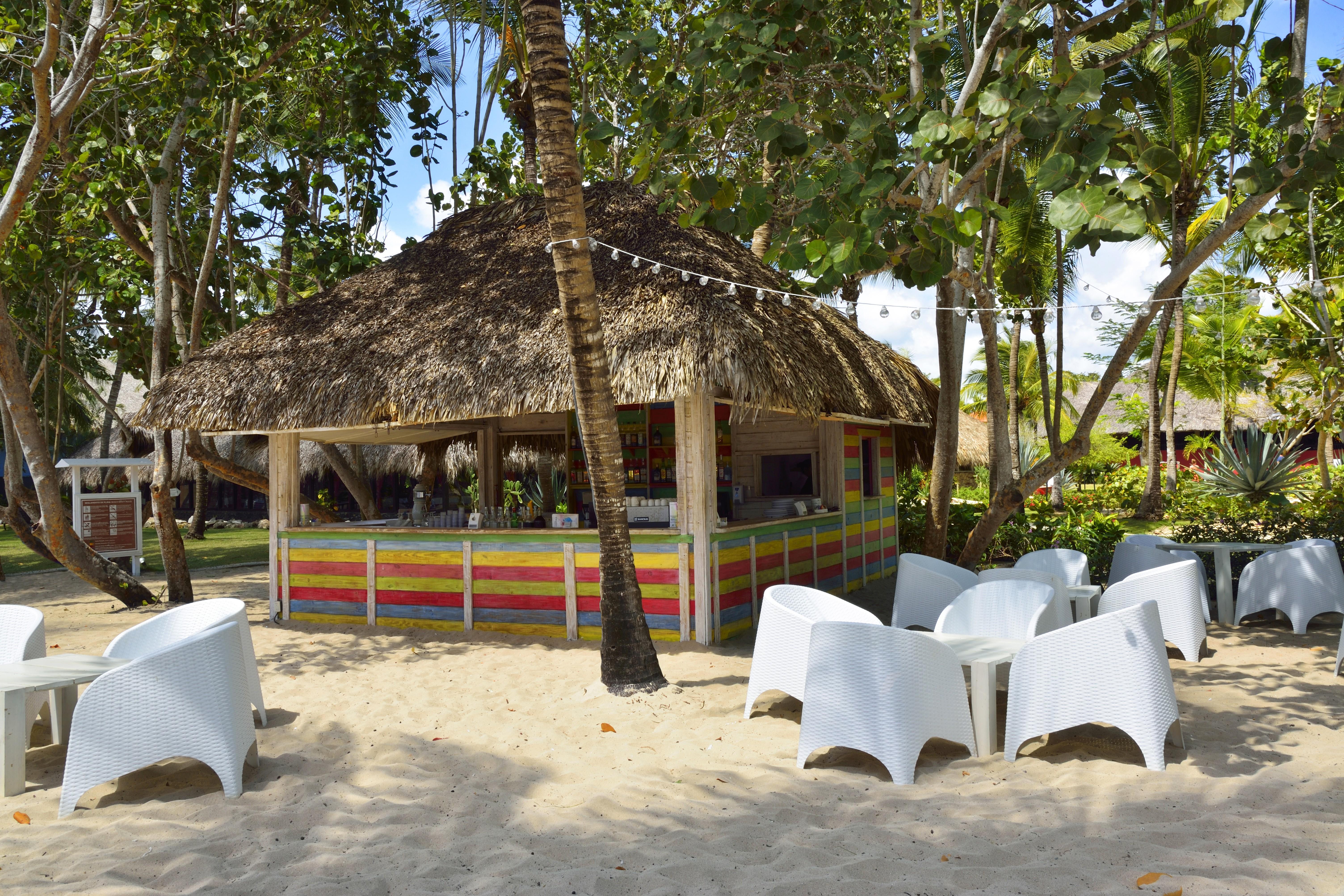 Catalonia Royal La Romana Adults Only Bayahibe Esterno foto Beach bar in Negril