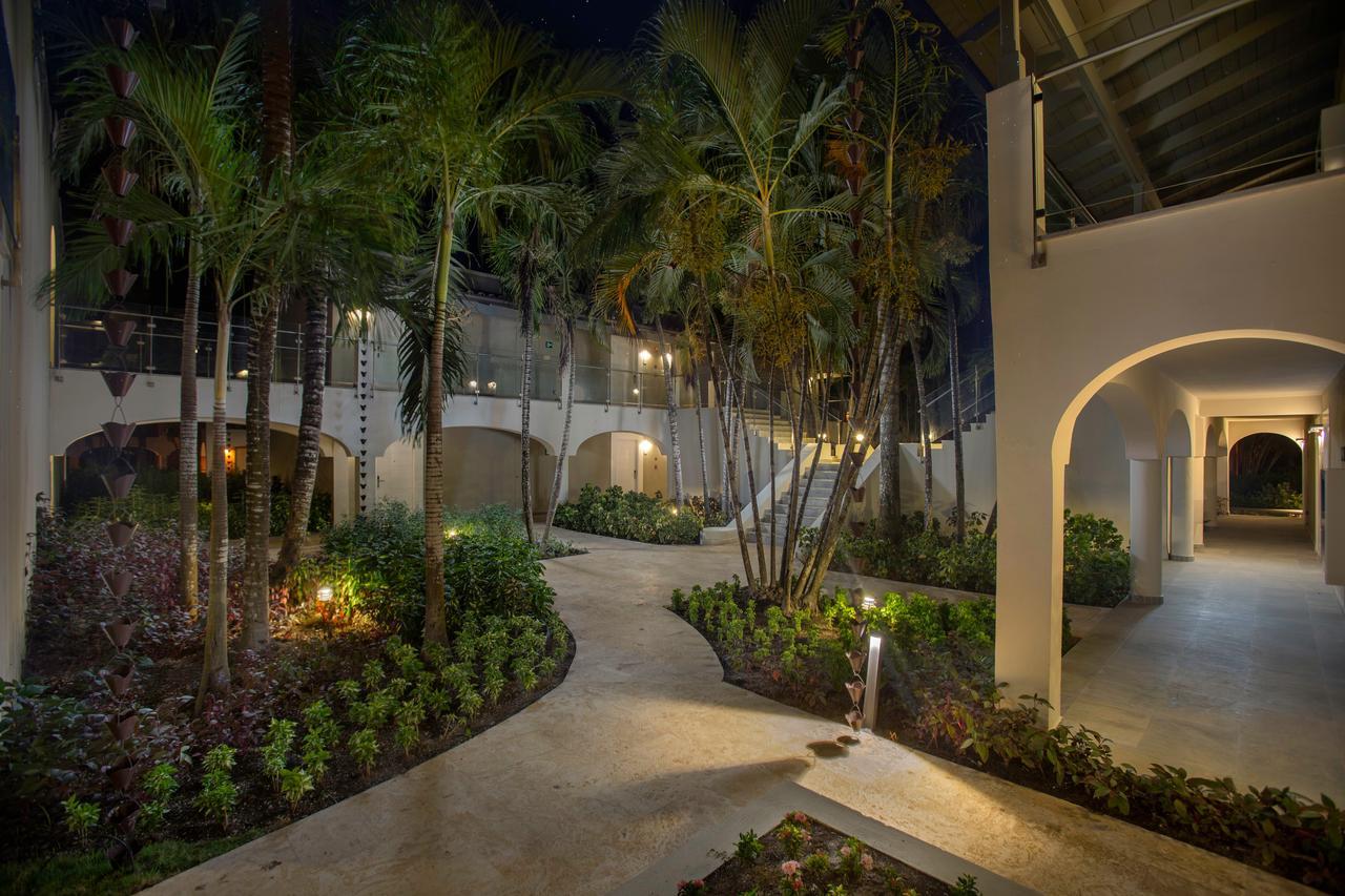 Catalonia Royal La Romana Adults Only Bayahibe Esterno foto The hotel at night