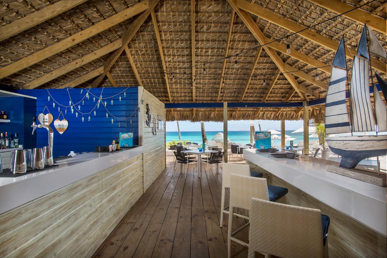 Catalonia Royal La Romana Adults Only Bayahibe Esterno foto The interior of the beach bar