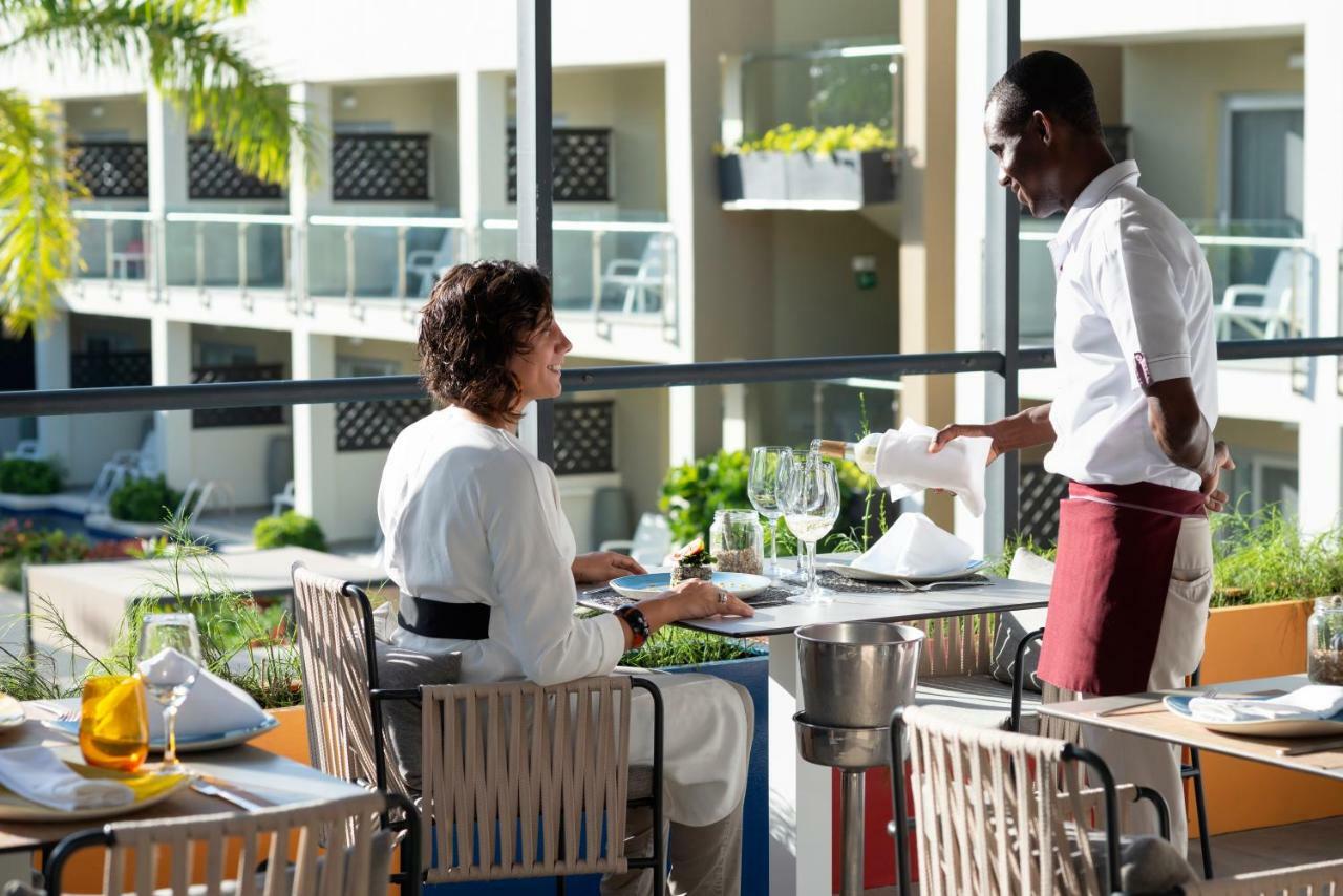 Catalonia Royal La Romana Adults Only Bayahibe Esterno foto A waiter serving a guest at a restaurant