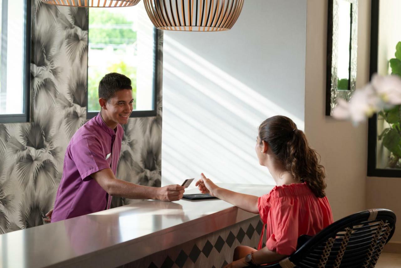 Catalonia Royal La Romana Adults Only Bayahibe Esterno foto A guest checking in at the front desk of a hotel